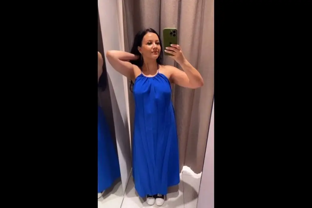 Emma joue avec son reflet