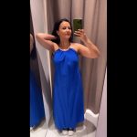 Emma joue avec son reflet