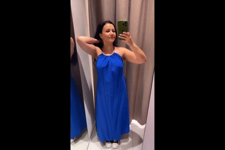 Emma joue avec son reflet